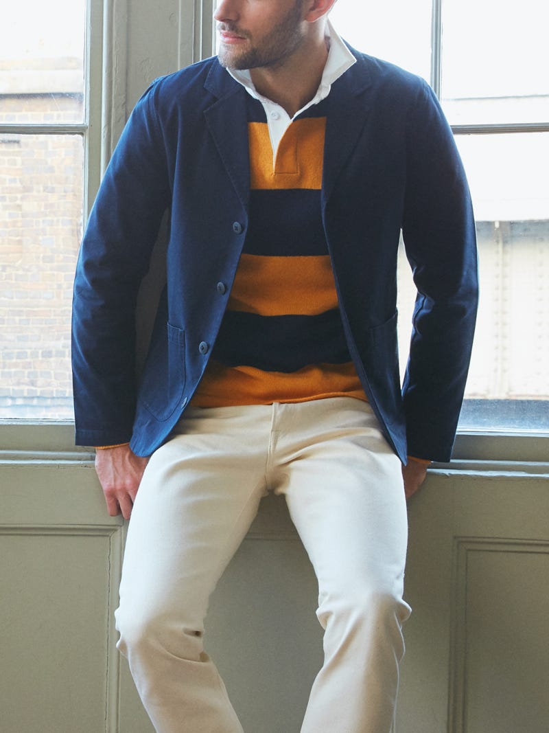 Men's outfit idea for 2022 with unstructured blazer, rugby shirt, boat shoes. Suitable for spring and summer.