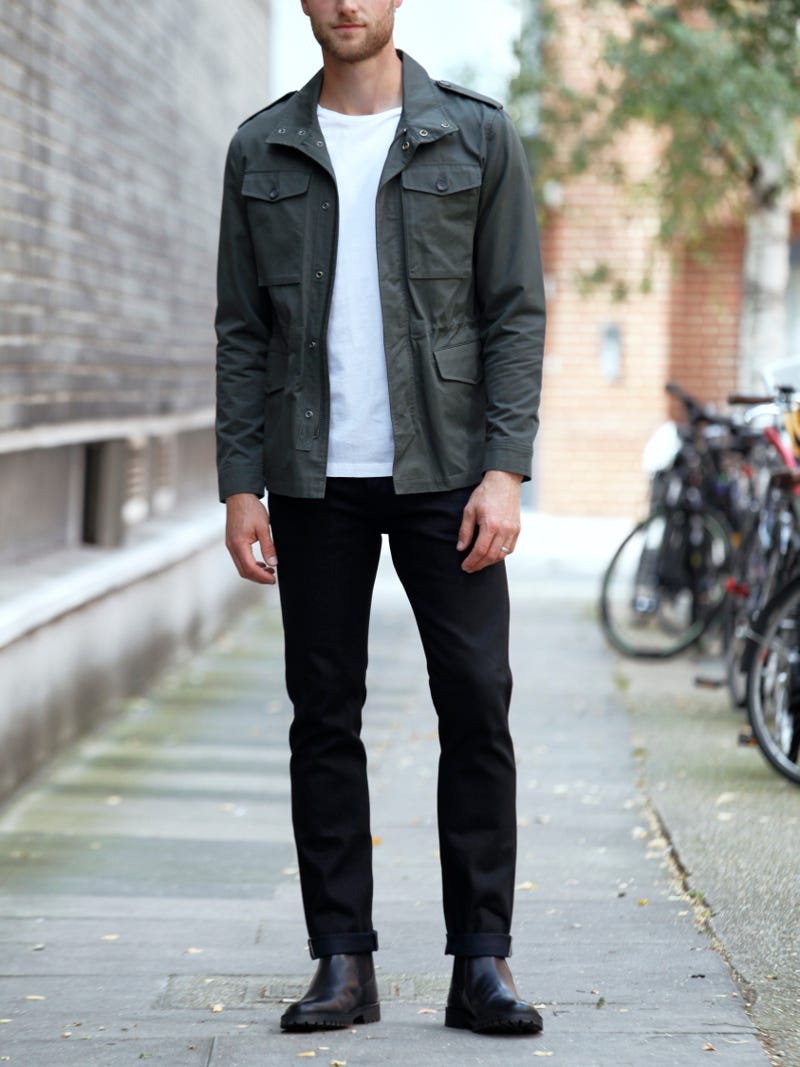 Men's outfit idea for 2022 with field jacket, white crew neck t-shirt, black jeans, black chelsea boots. Suitable for spring and autumn.