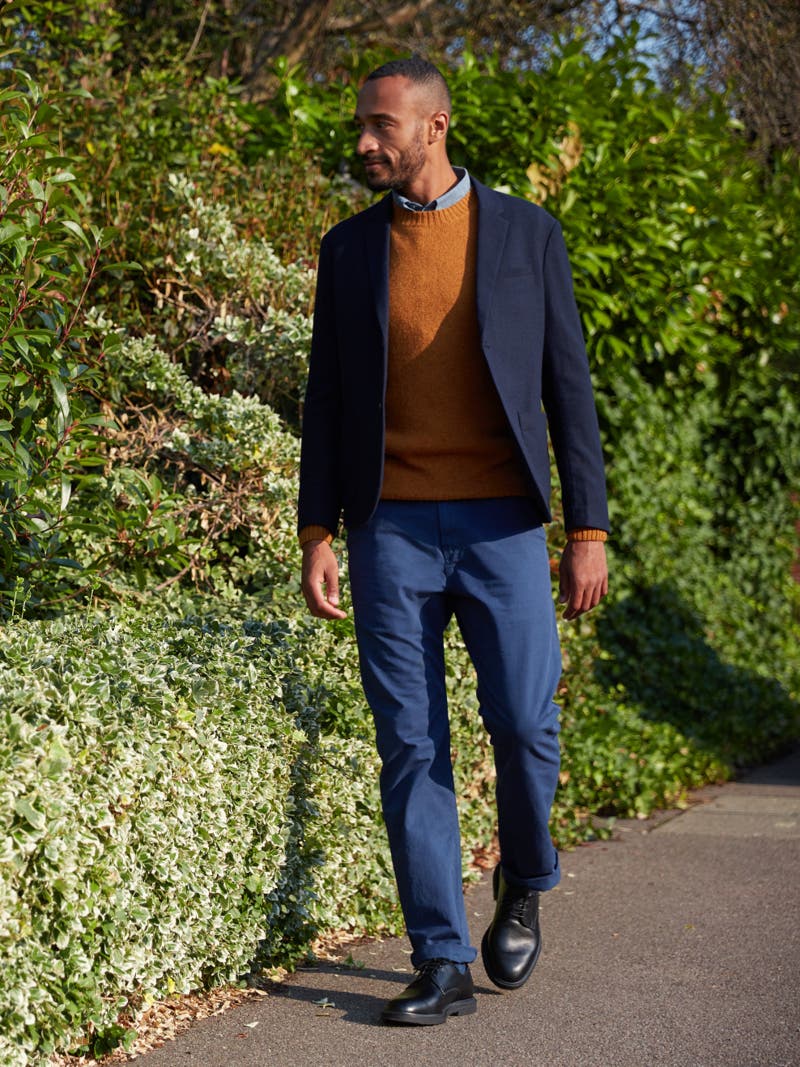 Men's outfit idea for 2022 with navy blazer, brown plain crew neck knitted sweater, chambray shirt, blue chinos, oxford / derby shoes. Suitable for spring, fall and winter.