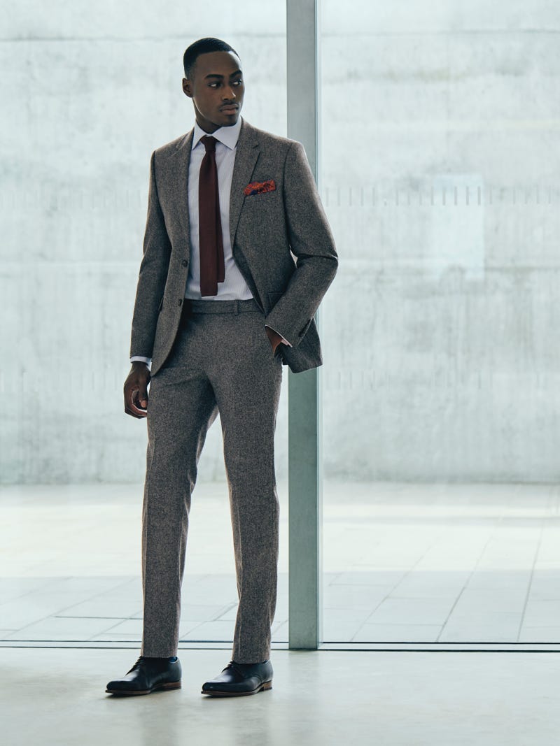 Men's outfit idea for 2022 with gray suit	, knitted tie, patterned pocket square, oxford / derby shoes. Suitable for spring, fall and winter.